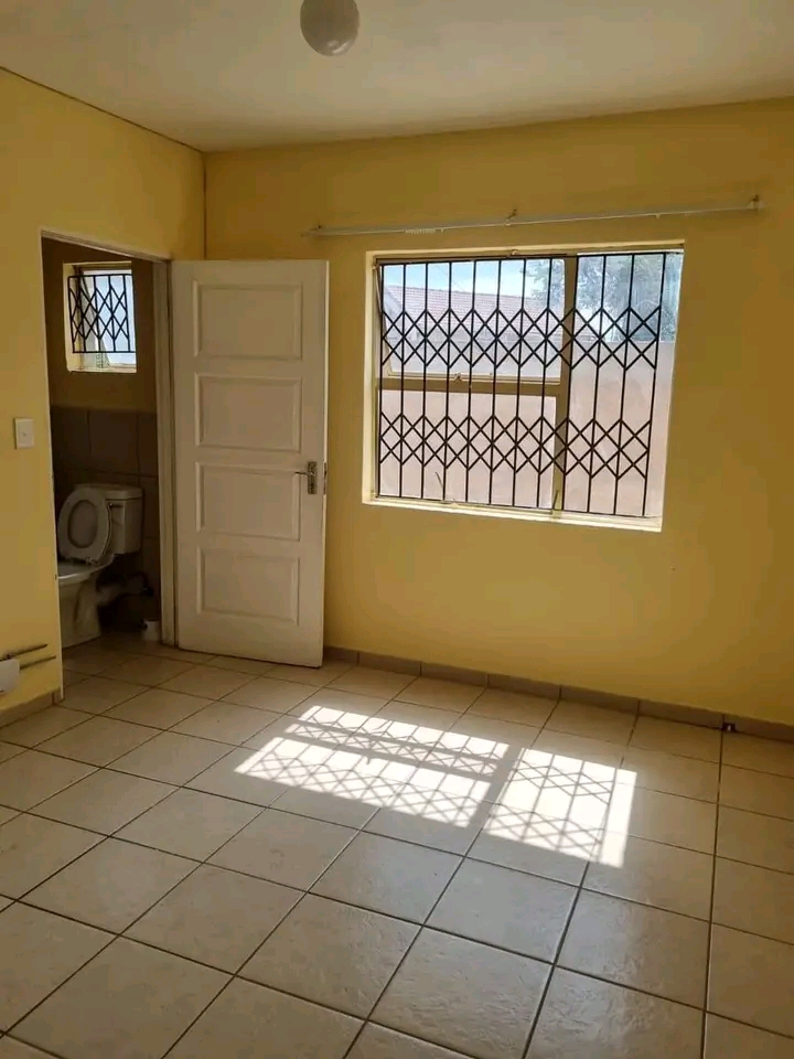 Cottage available from the 31 march to rent i  in Cosmo City