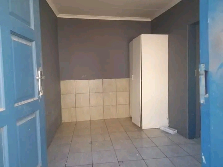 Bachelor unit to let in 7th avenue jhb r2200   in Bezuidenhout Valley