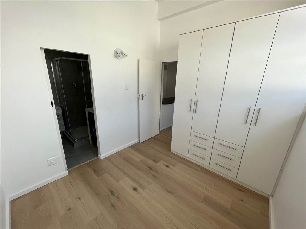  this 1 open plan  bedroom and kitchen is loc  in Cape Town