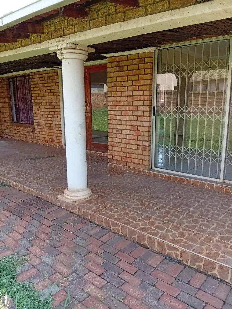 3 bedrooms house with a fitted kitchenette, f  in Tembisa