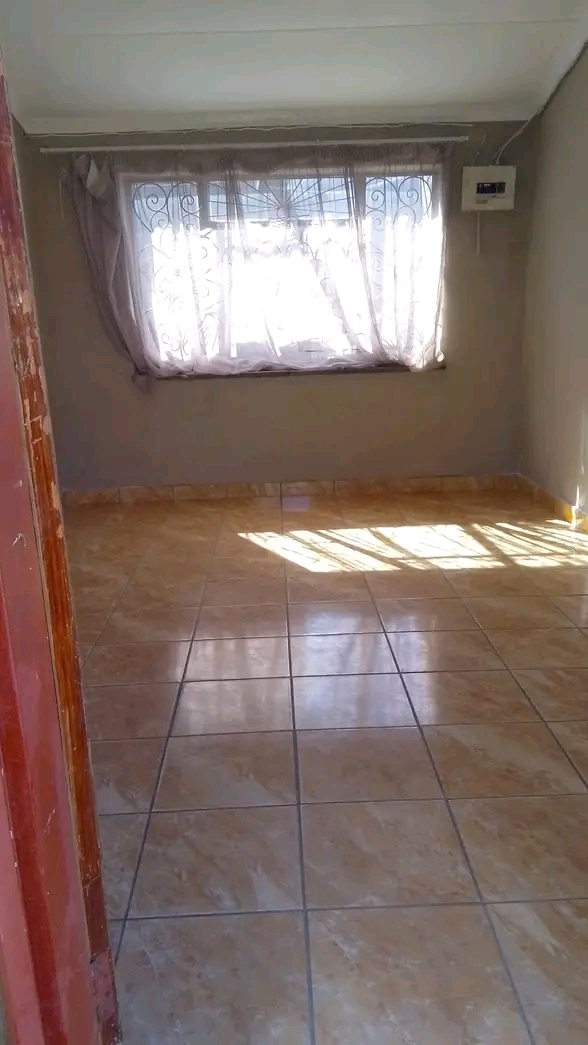 2 room zozo at orlando east opposite diepkloo  in Diepkloof