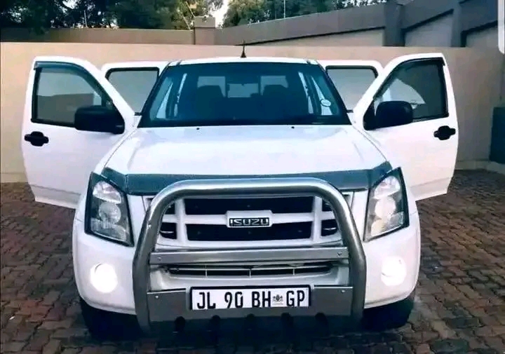 Isuzu for sale price r 40.000 for more inform  in Protea Glen