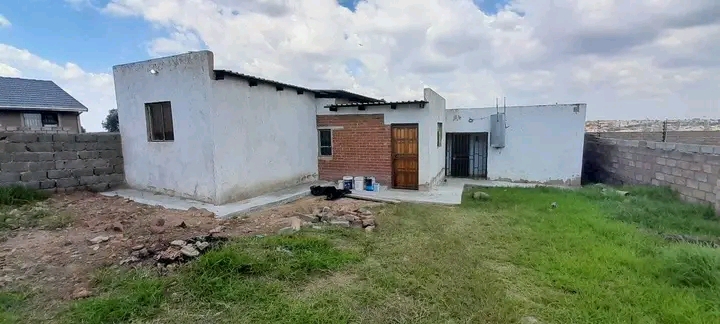 Hello everyone there are rooms to rent availa  in Roodekop