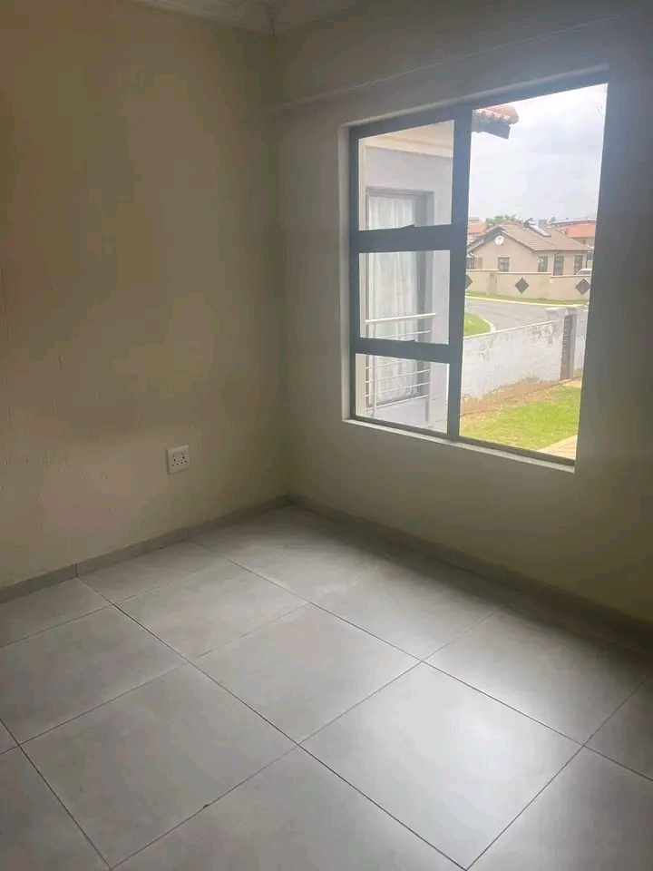 Bachelor room available in ext 36.

bachelo  in Olivenhoutbosch