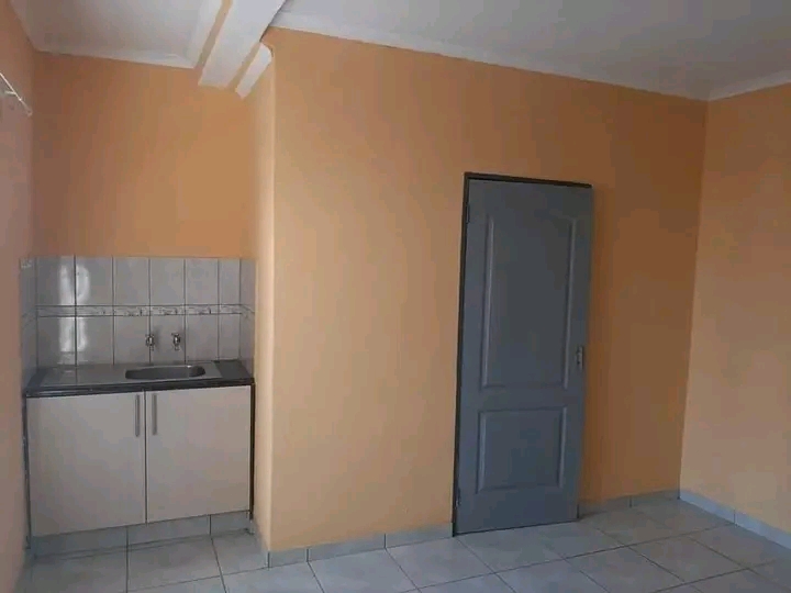 Neat open room accommodation in close   proxi  in Vosloorus