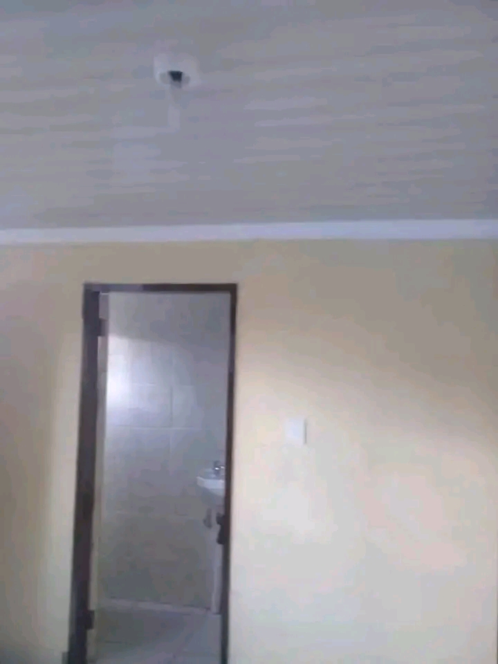 Bachelor room available at ext 8 near thuto l  in Vosloorus