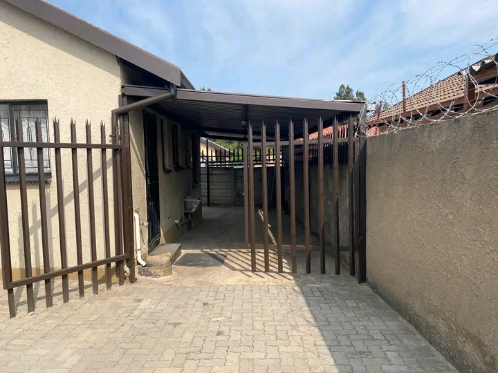 2 bedroom house available for rent, rent = r5  in Birch Acres