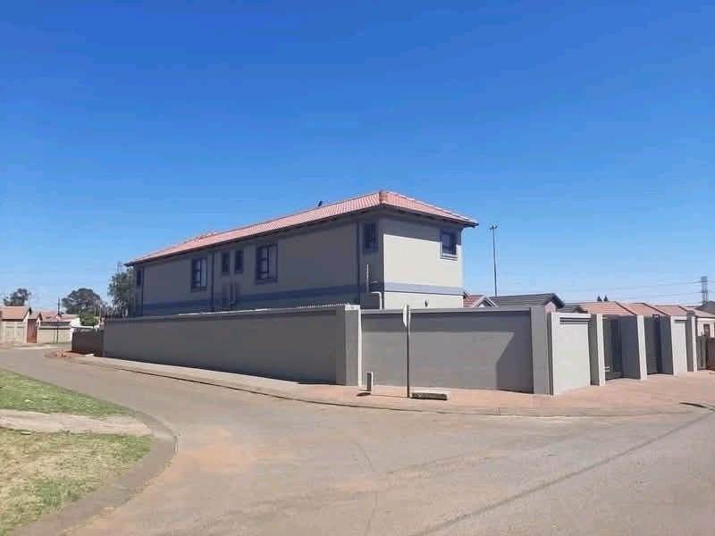 Neat open room accommodation in close   proxi  in Vosloorus