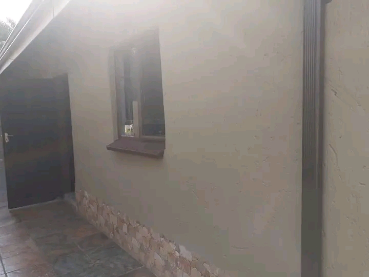 Beautiful garage with shared shower available  in Pimville