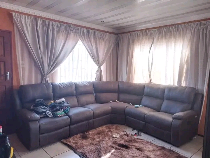 2 bedroom house for rent r4500 per month, own  in Protea Glen