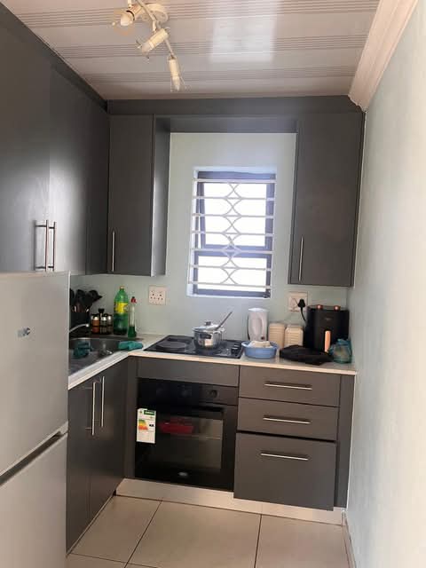 2.  beds available 7k watsapp me  in Glen Austin