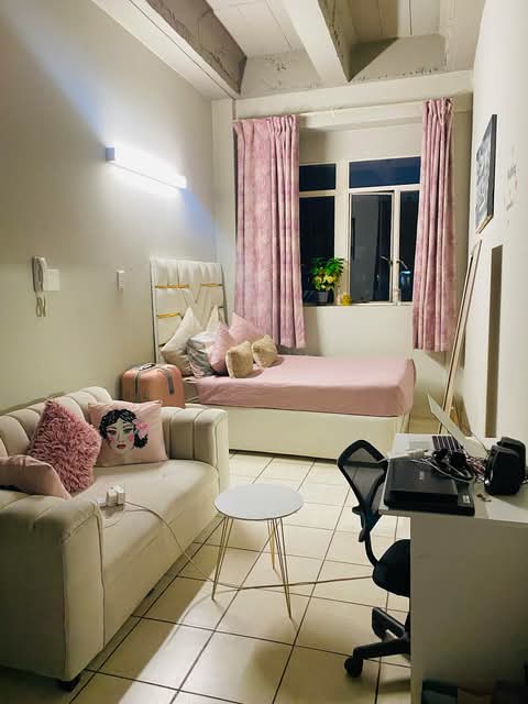 I have an unfurnished bachelor for one person in Johannesburg