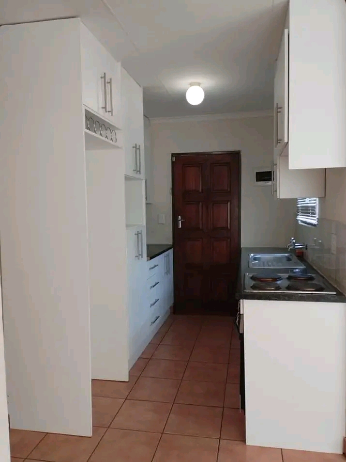 3 bedrooms|1 bath|guest toilet|lounge|kitchen  in Dawn Park