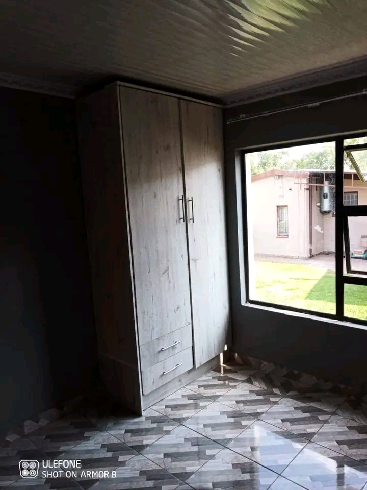 1 bedroom cottage to let. comes with kitchen   in Birch Acres