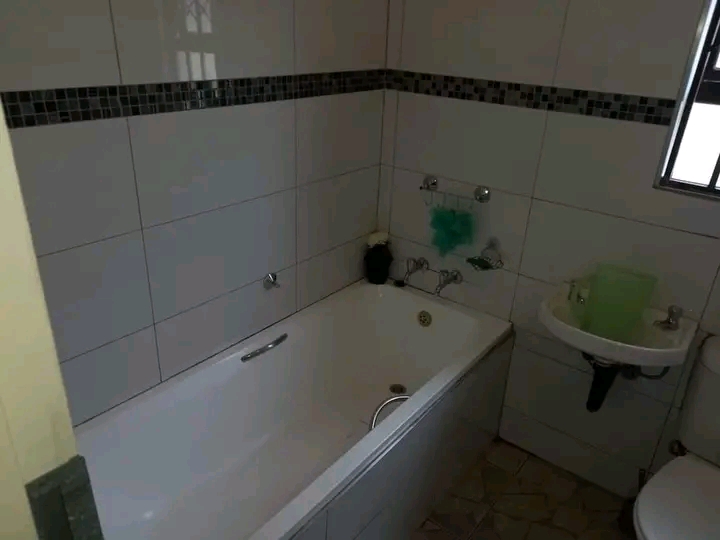 House to let
rental price:r7000 plus deposit  in Windmill Park
