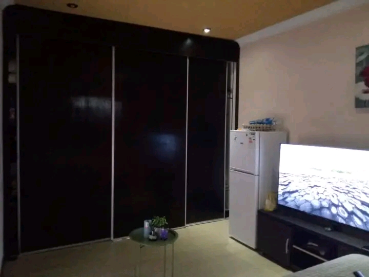 Spacious fitted bedroom with en-suiite 
shar  in Orlando East