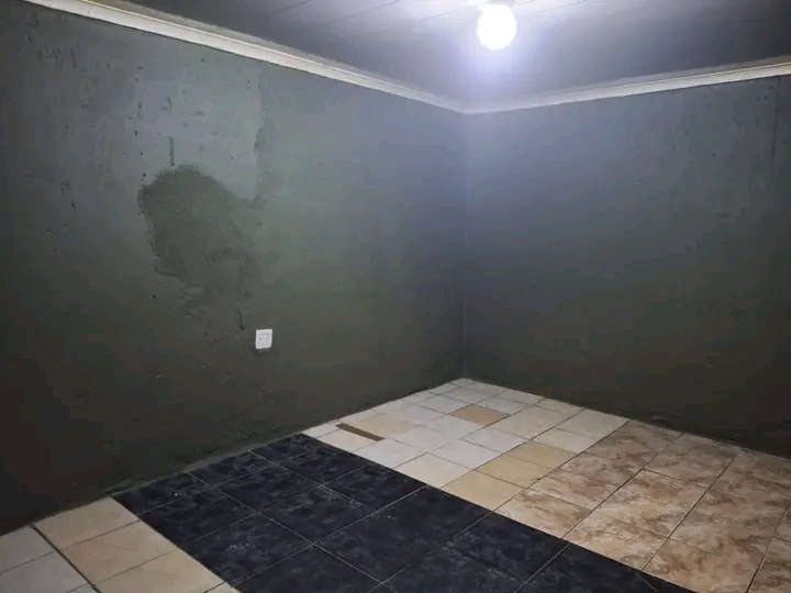 A lovely spacious room with tiles, ceiling an  in Protea Glen