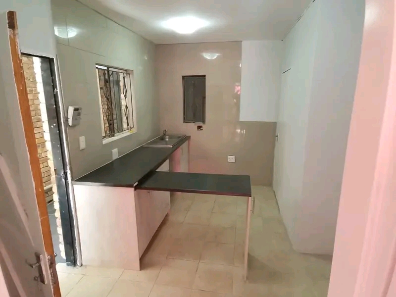 1 bedroom apartment.  r3800 rent.  r1500 depo  in Ebony Park