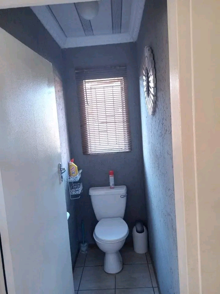 2 bedroom house for rent r4500 per month, own  in Protea Glen