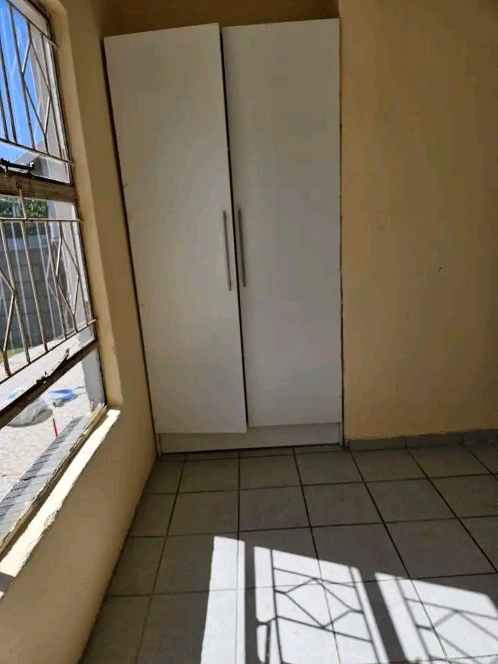1 bedroom  cottage, comes with  fitted wardro  in Old Birch Acres