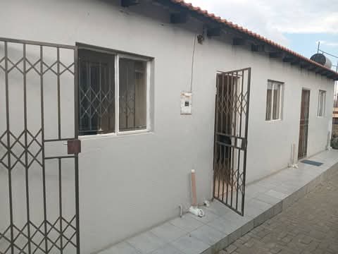 2 rooms available in allendale next to tallga  in Allandale