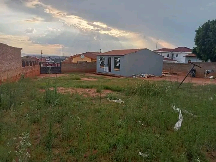 House to rent in ext.2 available immediately.  in Naledi