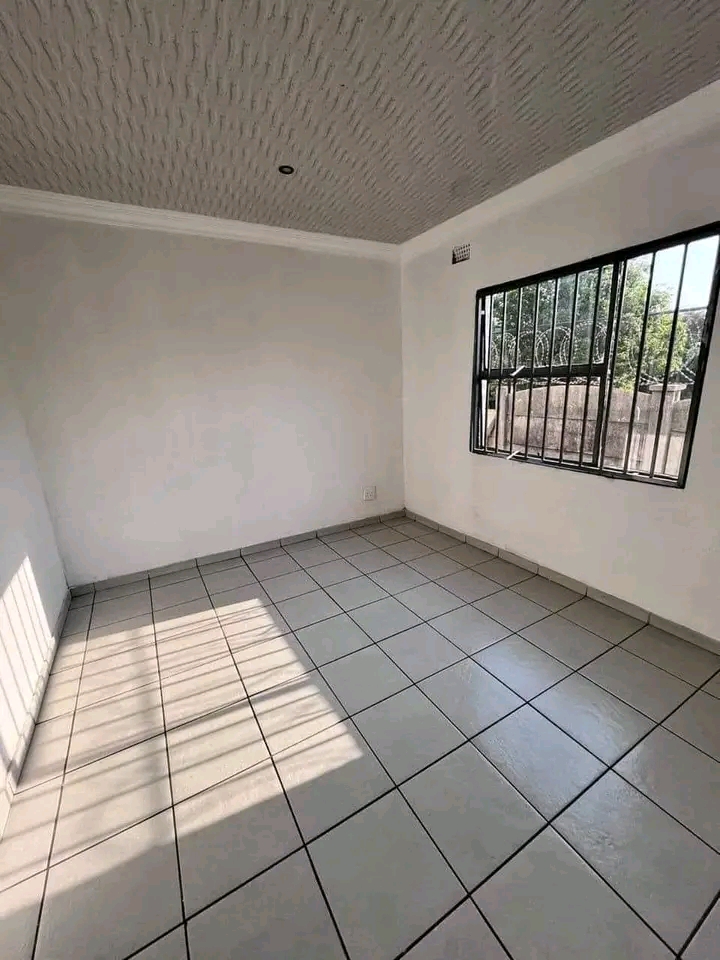 3 garage rooms available. close to esbedlele   in Katlehong
