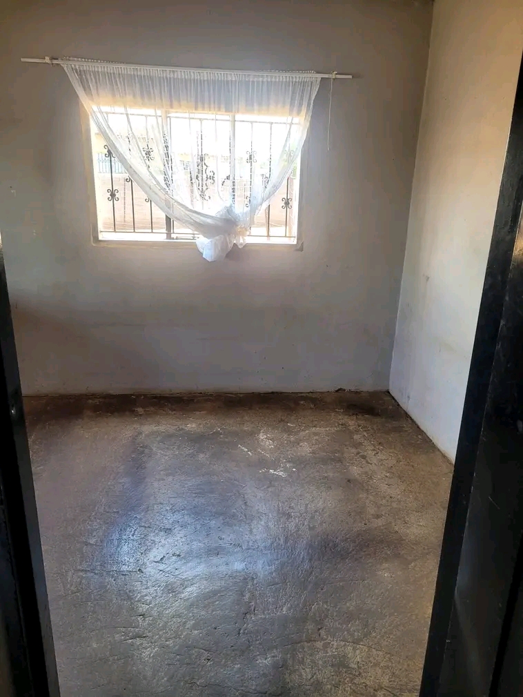 Bachelor house to rent available immediately   in Evaton