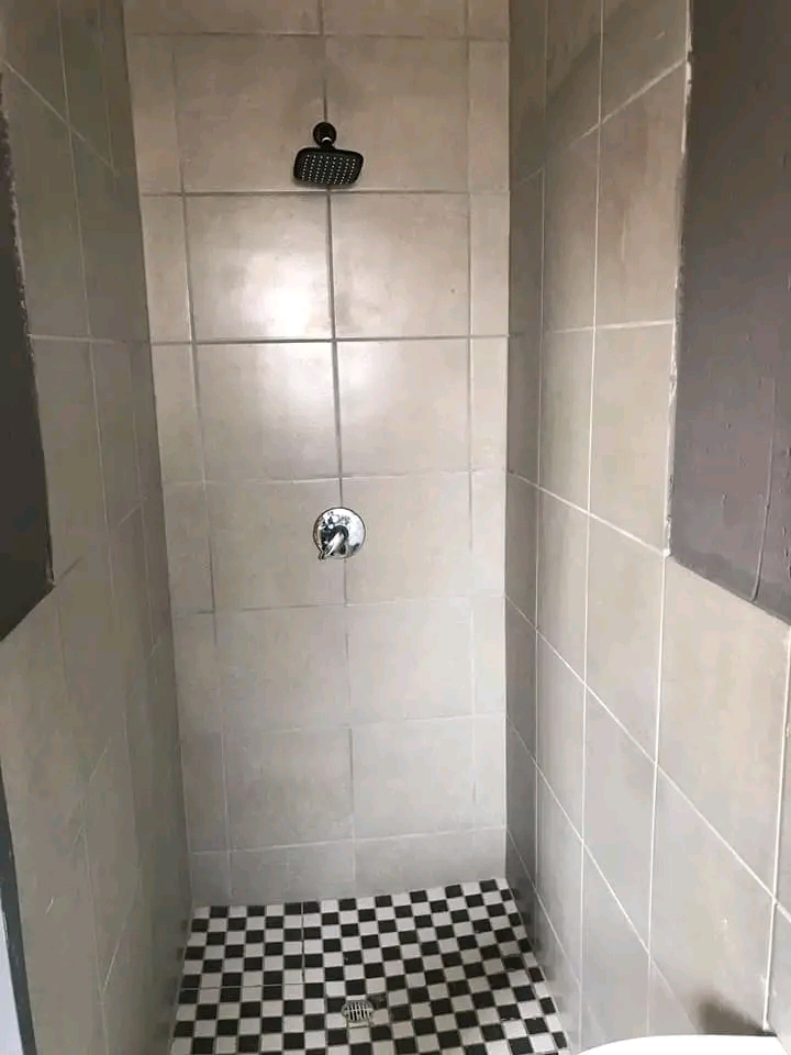 Room available today with own shower and mini  in Lufhereng