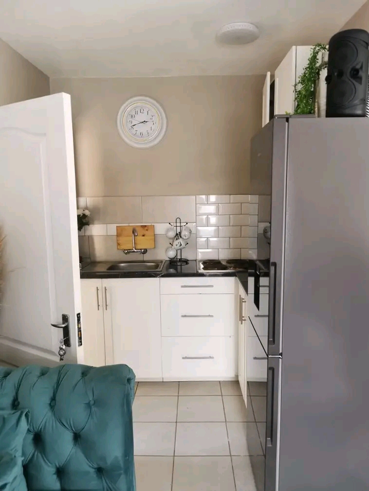 Spacious and modern bachelor apartment for re  in Vosloorus