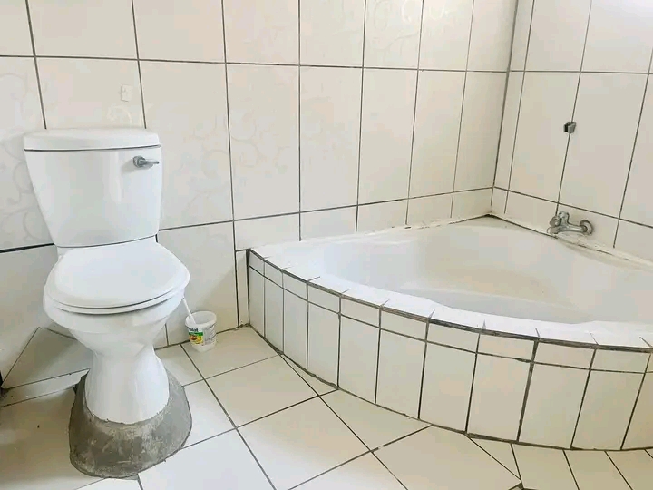 2 bedroom cottage available
6k including ele  in Lombardy East