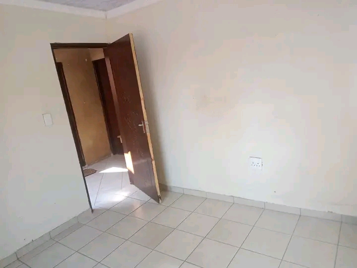 Single room available now in ext 27 quite nea  in Protea Glen
