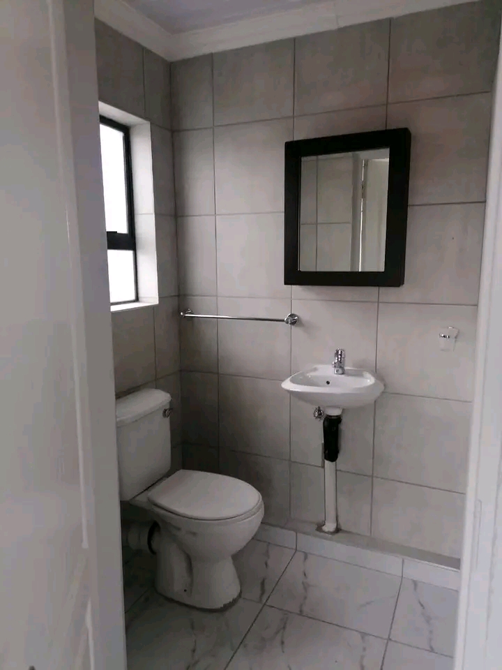 Cottage available in ex1 immediately with 
f  in Rabie ridge