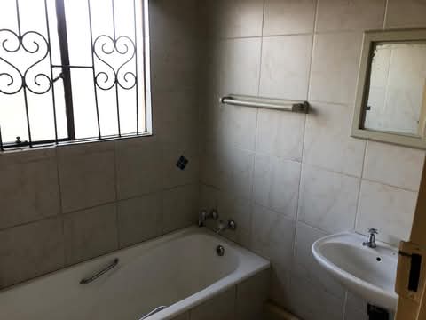 2 bedroom house coming with a  fitted kitchen  in Norkem Park
