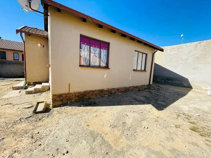 Free standing house consists of two fitted be  in Klipfontein