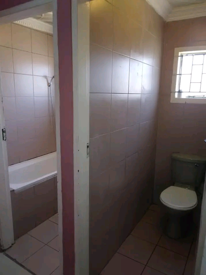 A 3 bedrooms house available right now for re  in Senaoane
