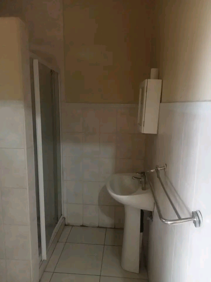 Bachelor for rent, r3500, long street.  in Ferndale