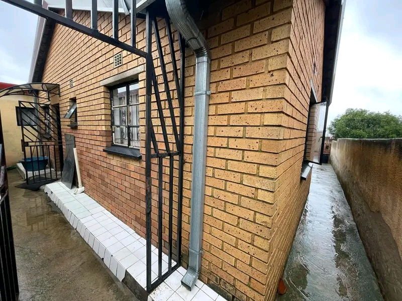 1 separate bedroom cottage with kitchen with   in Tembisa