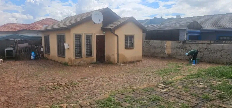 House to rebt, ext 6
r5000 rent + r5000 depo  in Vosloorus