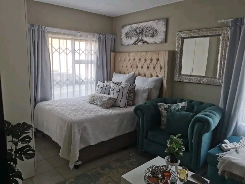 Spacious and modern bachelor apartment for re  in Vosloorus