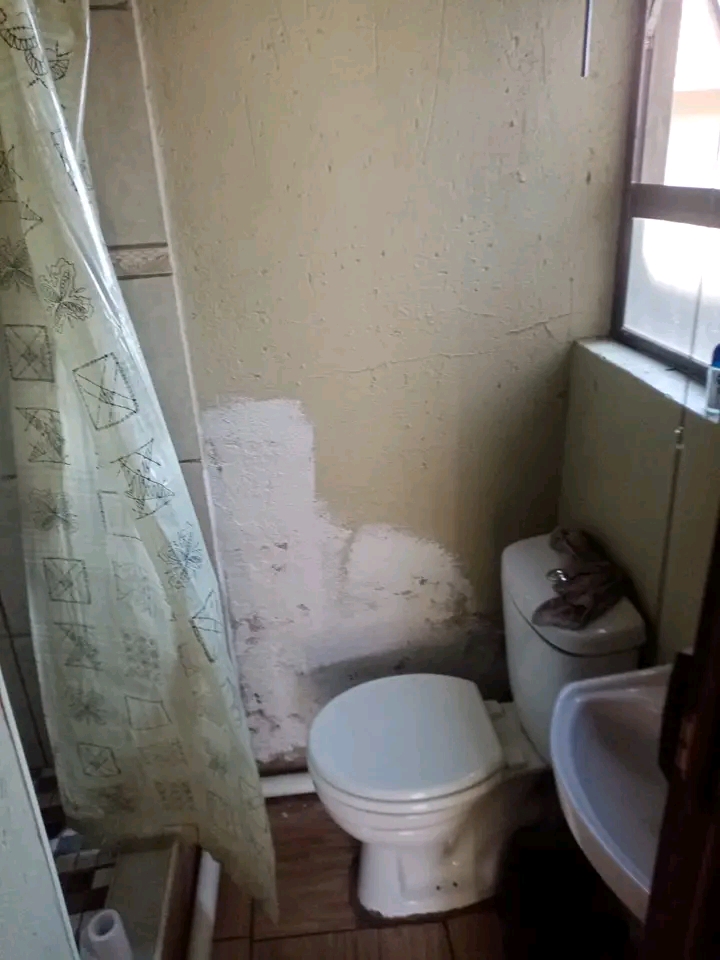 Room self contained
secure yard
r2200  in Roodekop
