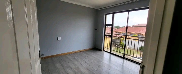 Double story rental. empty & available immedi  in Vosloorus