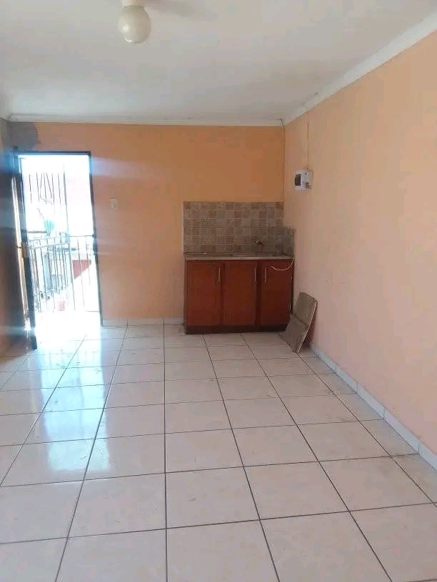 Bachelor  available in ex2 
with
fitted war  in Rabie ridge