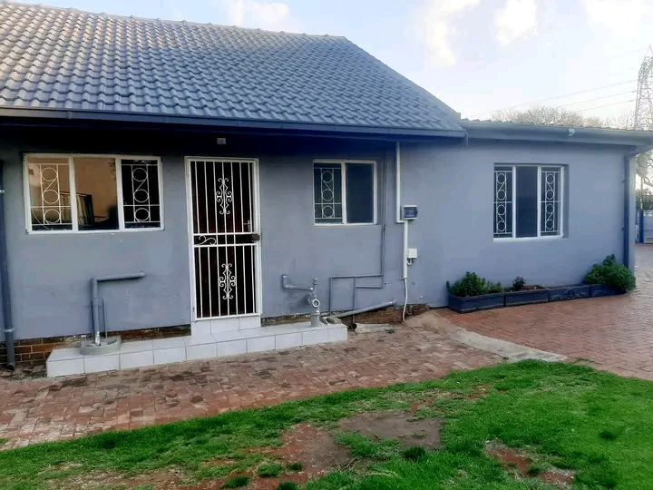 2 bedroom granny flat with open plan kitchen,  in Kempton Park