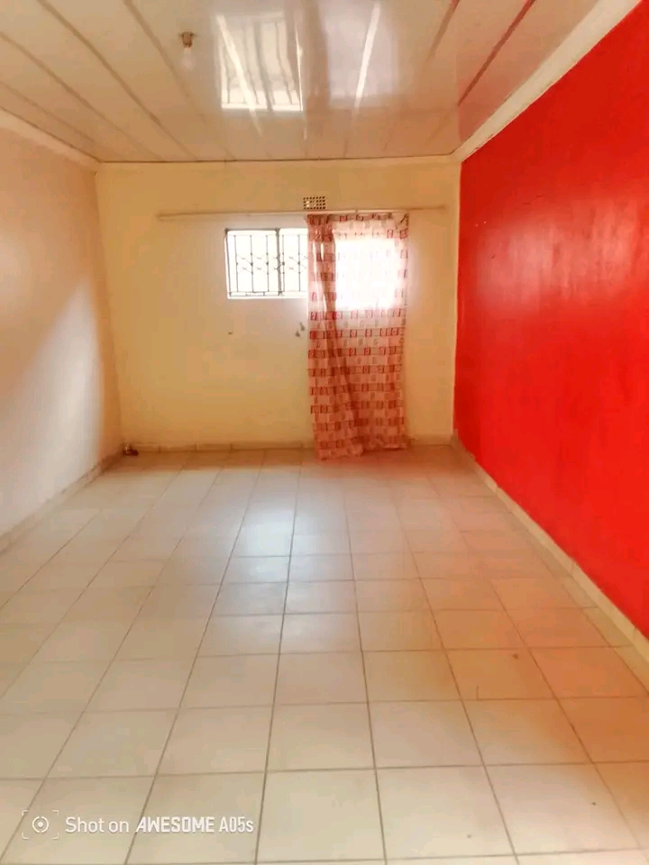 Garage with shared bathroom available in phas  in Braamfischer