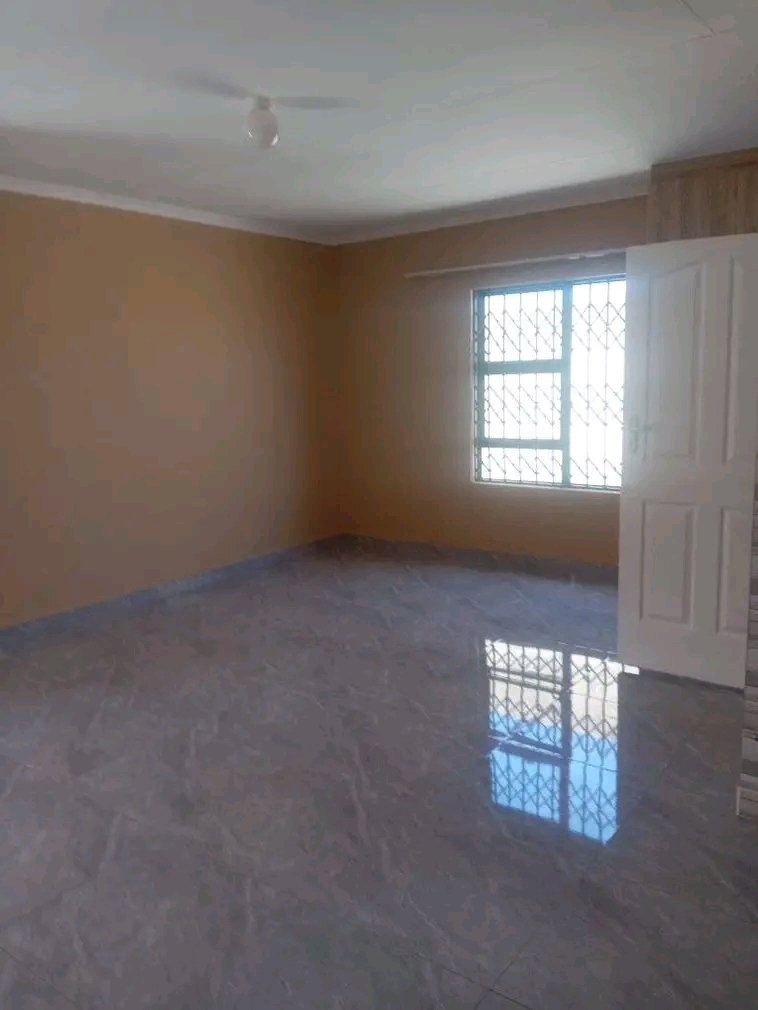 Bachelor available tlamatlama extension r4000  in Tembisa
