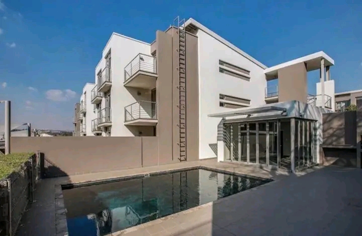 2 bedroom 2 bathrooms for rent ground floor w  in Sandton