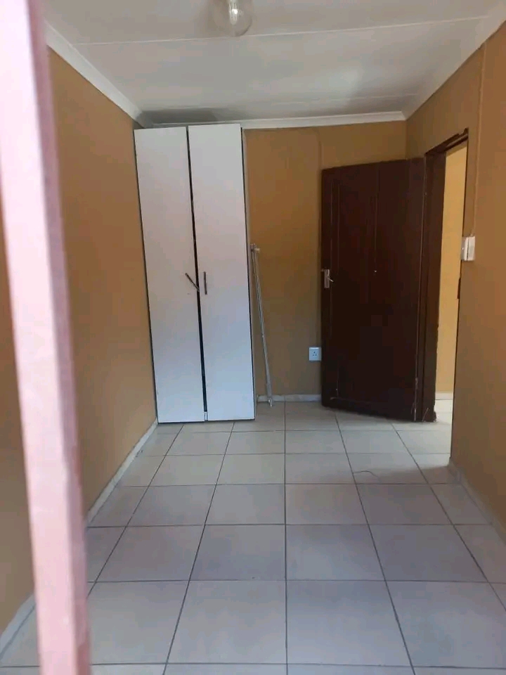 Neat and spacious one bedroom cottage availab  in The Hill