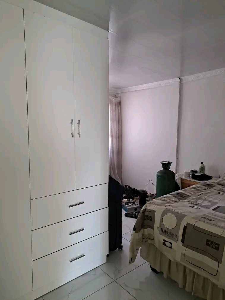 2 beds
main bed has built-ins and ensuite (s  in Zola