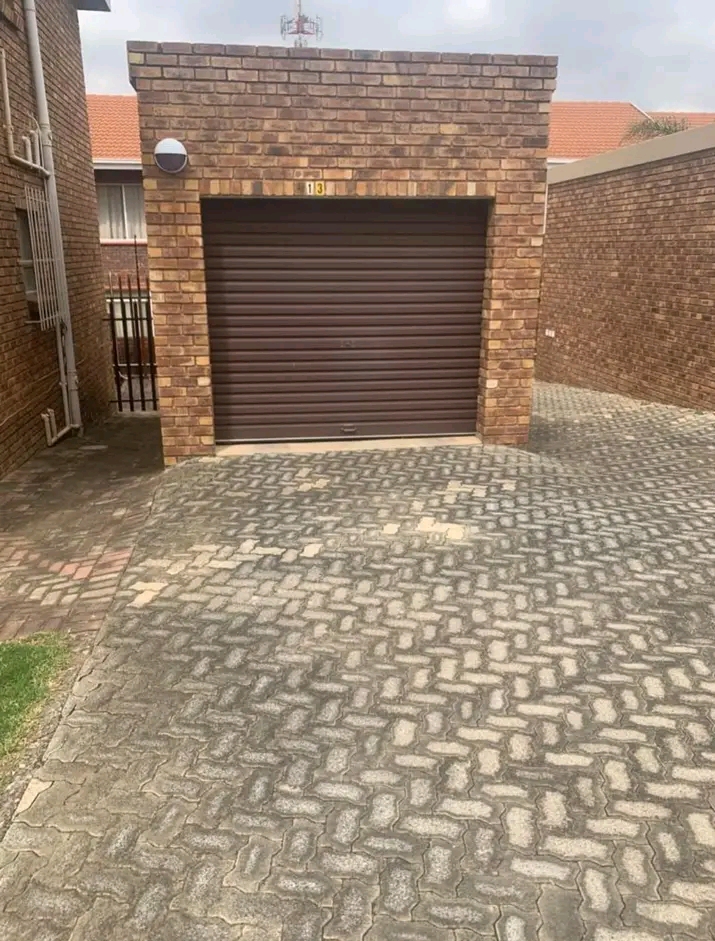 This gorgeous and clean apartment is located   in Birchleigh